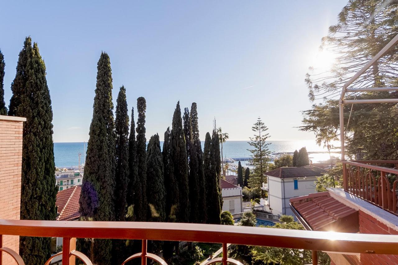 Portosole Attic - With Terrace And Private Parking Apartment Sanremo Luaran gambar